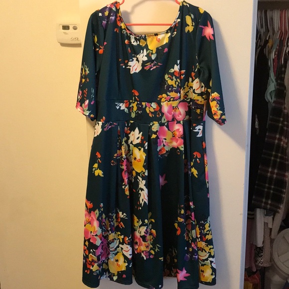 Beautiful spring dress perfect for an evening out - Picture 1 of 3